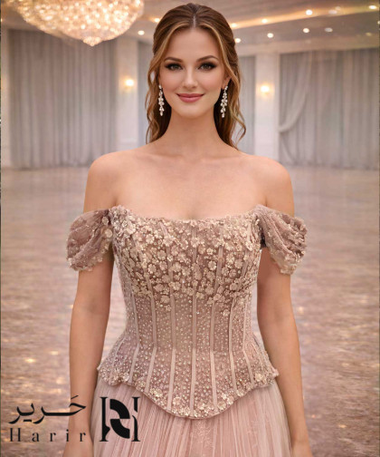فستان سهرة وردي بودري فاخر بتطريز ثلاثي الأبعاد وكورسيه ملكي