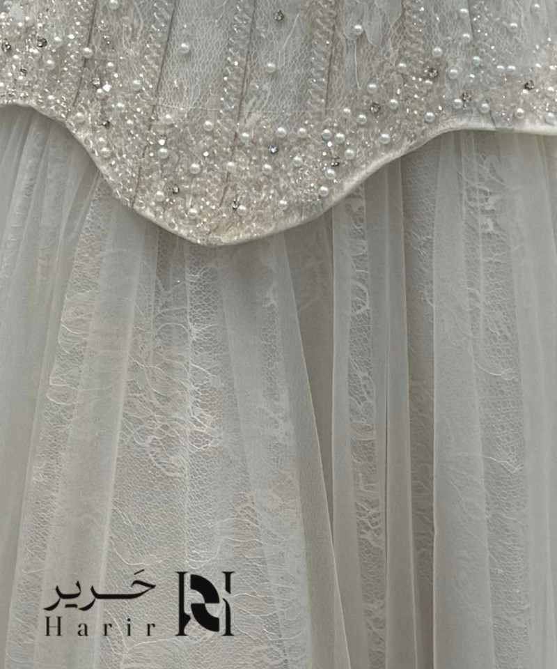 فستان سهرة أوف وايت فاخر بكورسيه مرصّع وتنورة تول ناعمة