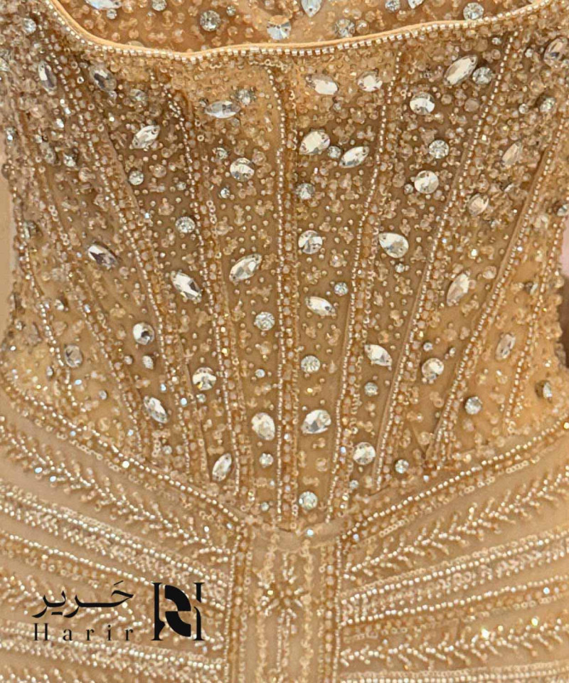 فستان سهرة ذهبي فاخر بكورسيه مرصّع وكاب تول انسيابي