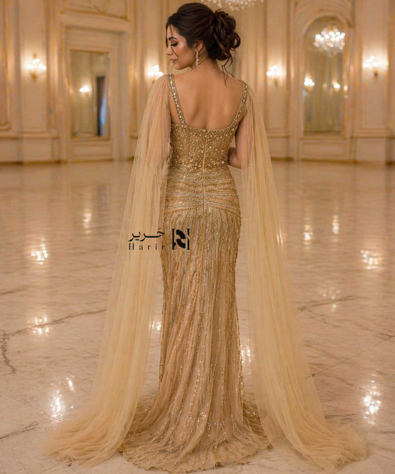 فستان سهرة ذهبي فاخر بكورسيه مرصّع وكاب تول انسيابي