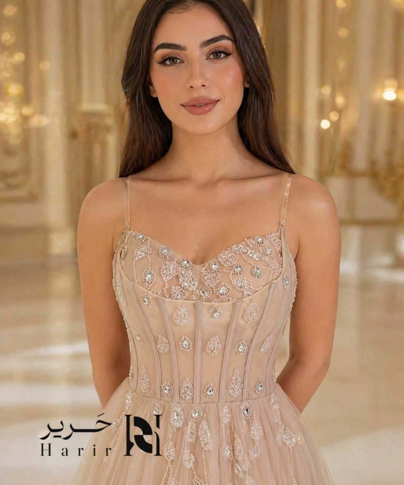 فستان سهرة شامبين منفوش بتل مطرّز وكورسيه مرصّع كريستال