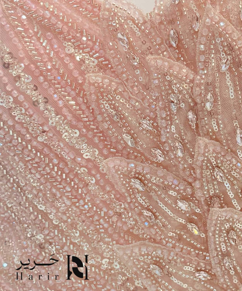 فستان سهرة وردي مطرّز بقصة كتف واحد مع شق جانبي وتفصيل وردة تل