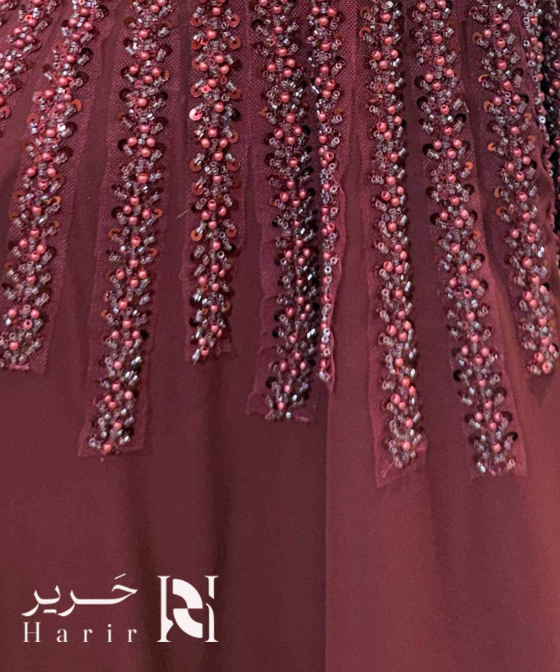 فستان سهرة عنابي فاخر بأكمام كاب طويلة وتطريز خرز لامع بقصة صدر V