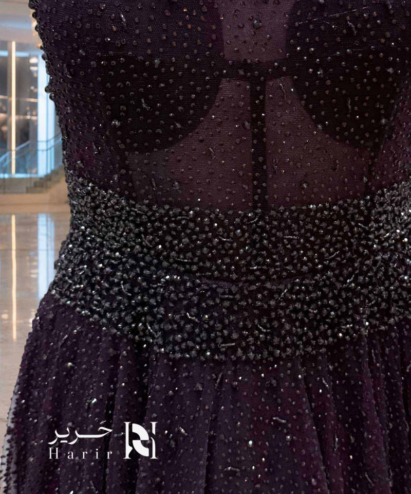 فستان سهرة بنفسجي غامق بتول مطرز وحمالات رفيعة مع أكمام خرز منسدلة