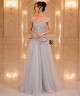 فستان سهرة رمادي فضي مطرز بالكريستال بقصة أوف شولدر وتنورة تول منفوشة فاخرة