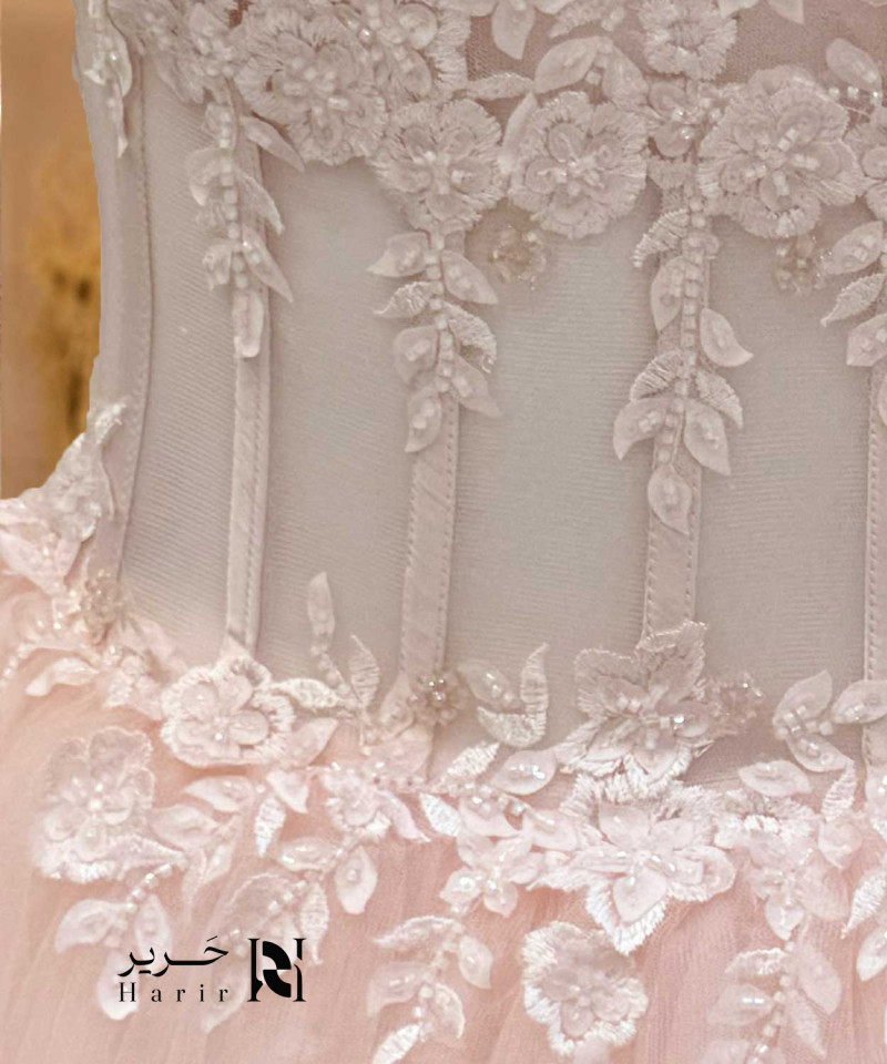 فستان سهرة وردي فاتح بتول ناعم وكورسيه مطرز بتفاصيل زهور بارزة