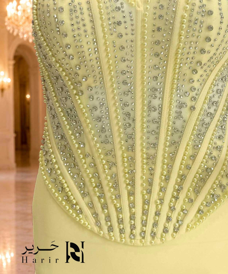 فستان سهرة أصفر فاتح بقصة حورية وكورسيه مطرز بالكريستال