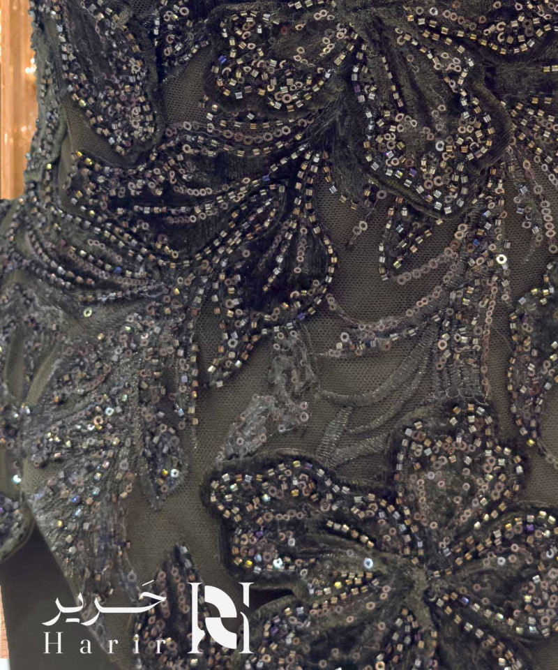فستان سهرة زيتي داكن بقصة حورية وتوب كورسيه مطرز بتفاصيل نباتية