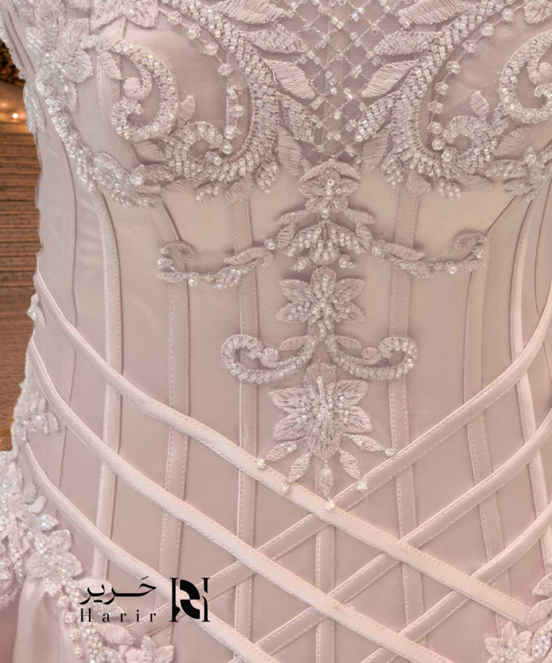 فستان سهرة وردي فاتح ساتان بقصة A-Line مع كورسيه مطرز وأكمام منسدلة