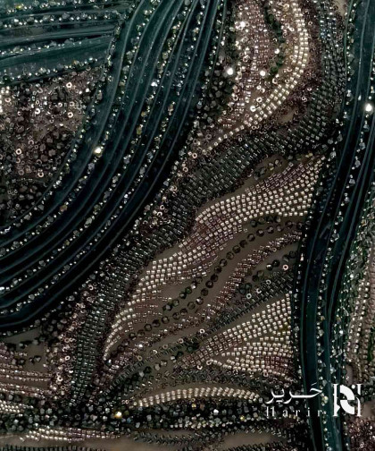 فستان سهرة أخضر زمردي بتطريز فاخر وقصة كتف واحد مع شق جانبي