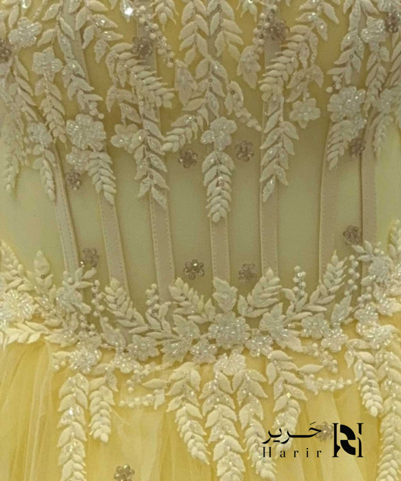فستان سهرة أصفر فاتح منفوش بتول ناعم مع كورسيه مطرز ودانتيل زهري وقصة صدر سترابلس