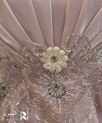 فستان سهرة وردي لامع بتصميم منفوش وقصة صدر درابيه مع تطريز ورود ثلاثية الأبعاد