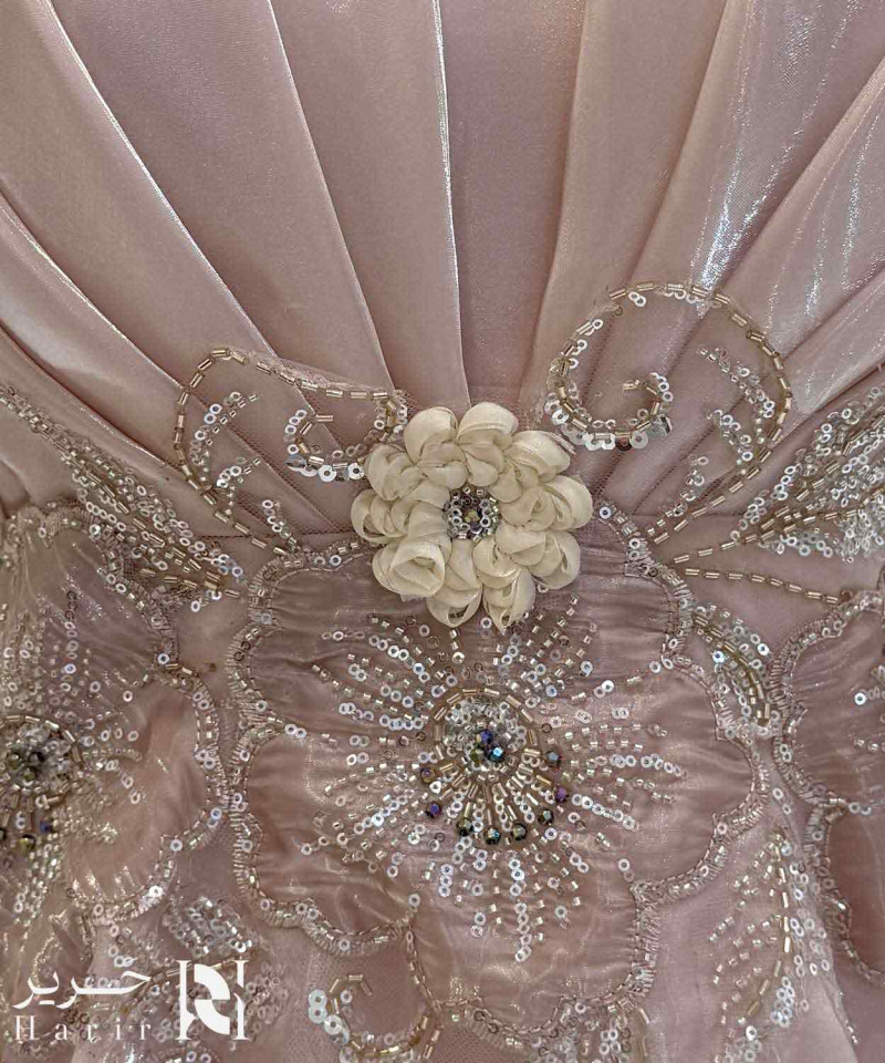 فستان سهرة وردي لامع بتصميم منفوش وقصة صدر درابيه مع تطريز ورود ثلاثية الأبعاد