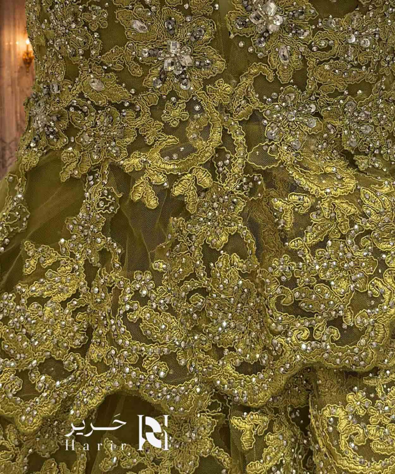 فستان سهرة أخضر زيتوني طبقات تول مطرز بقصة هالتر وفتحة صدر عميقة