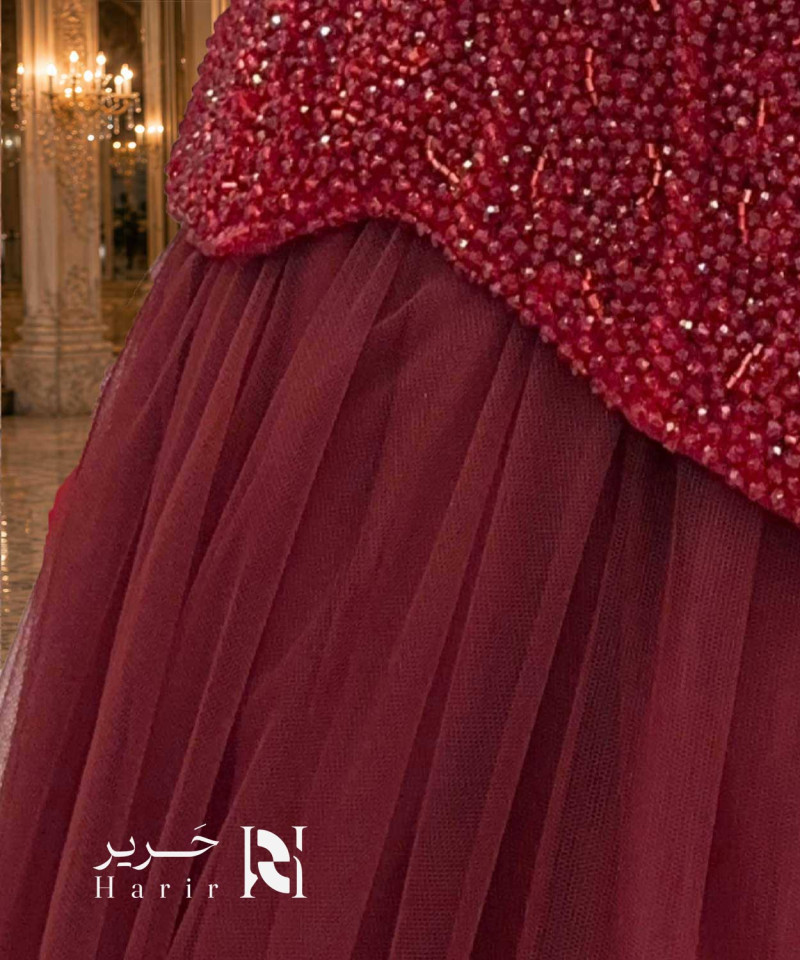 فستان سهرة عنابي تول منفوش بصدَر كورسيه مطرز وقصة سكوير