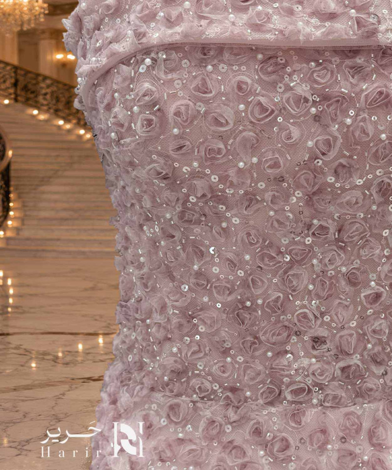 فستان ملكة وردي منفوش بتطريز ورود ثلاثية الأبعاد وظهر كورسيه
