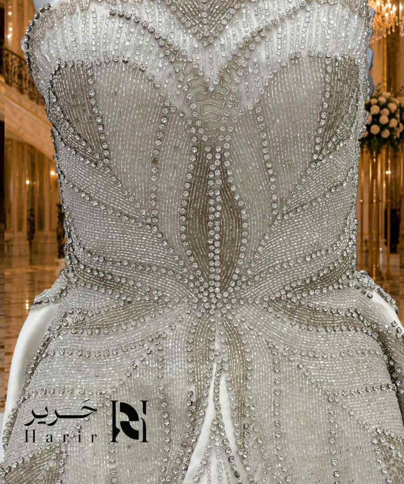 فستان ملكة أوف وايت ساتان منفوش بتطريز فاخر وظهر كورسيه