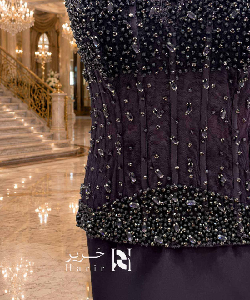 فستان سهرة بنفسجي داكن بقصة كورسيه مطرز وتنورة ساتان مستقيمة