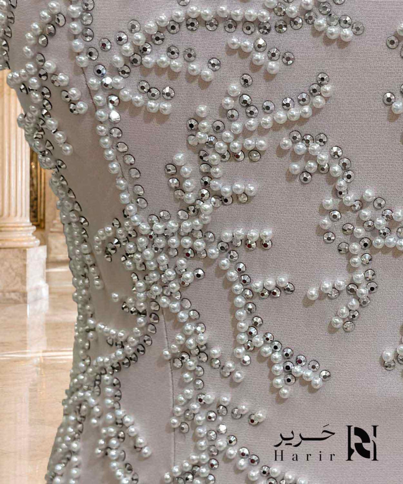 فستان سهرة وردي فاتح بقصة كورسيه مطرز باللؤلؤ والكريستال