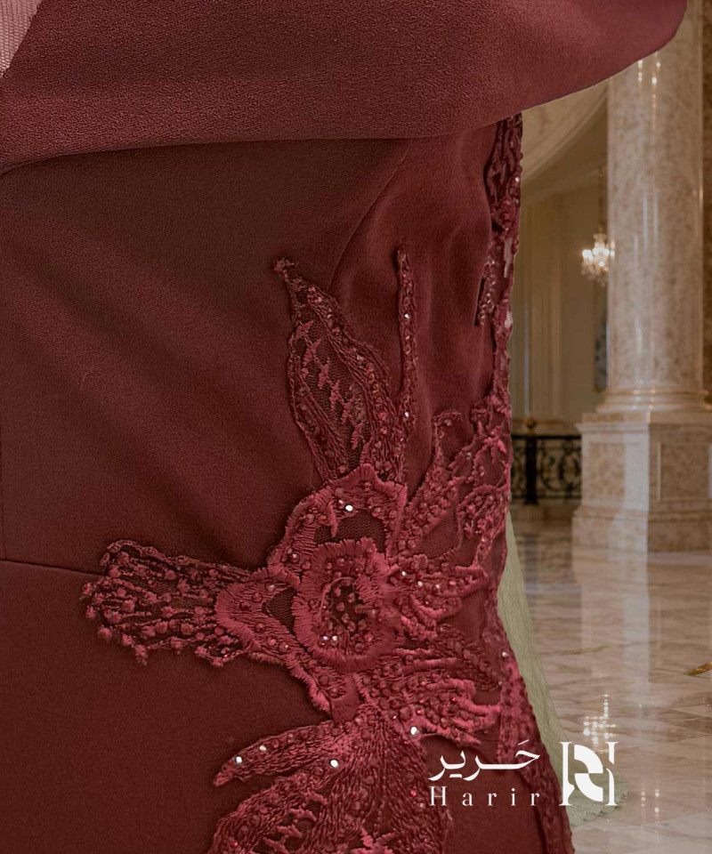 فستان سهرة عنابي أوف شولدر بقصة حورية البحر وتطريز دانتيل جانبي