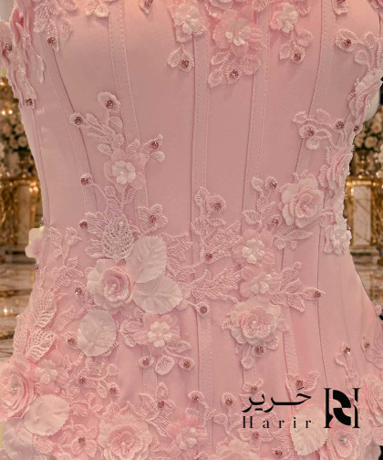 فستان سهرة وردي فاتح بقصة حورية مع كورسيه مطرز وورود ثلاثية الأبعاد
