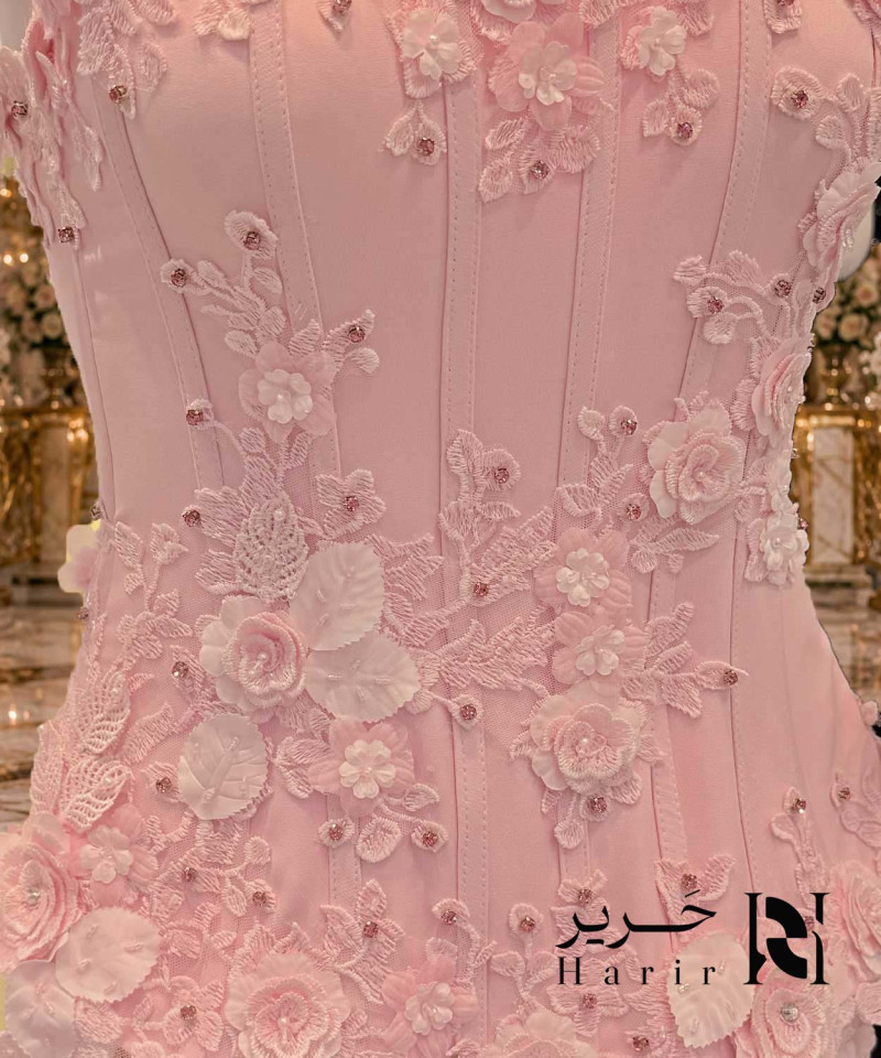 فستان سهرة وردي فاتح بقصة حورية مع كورسيه مطرز وورود ثلاثية الأبعاد