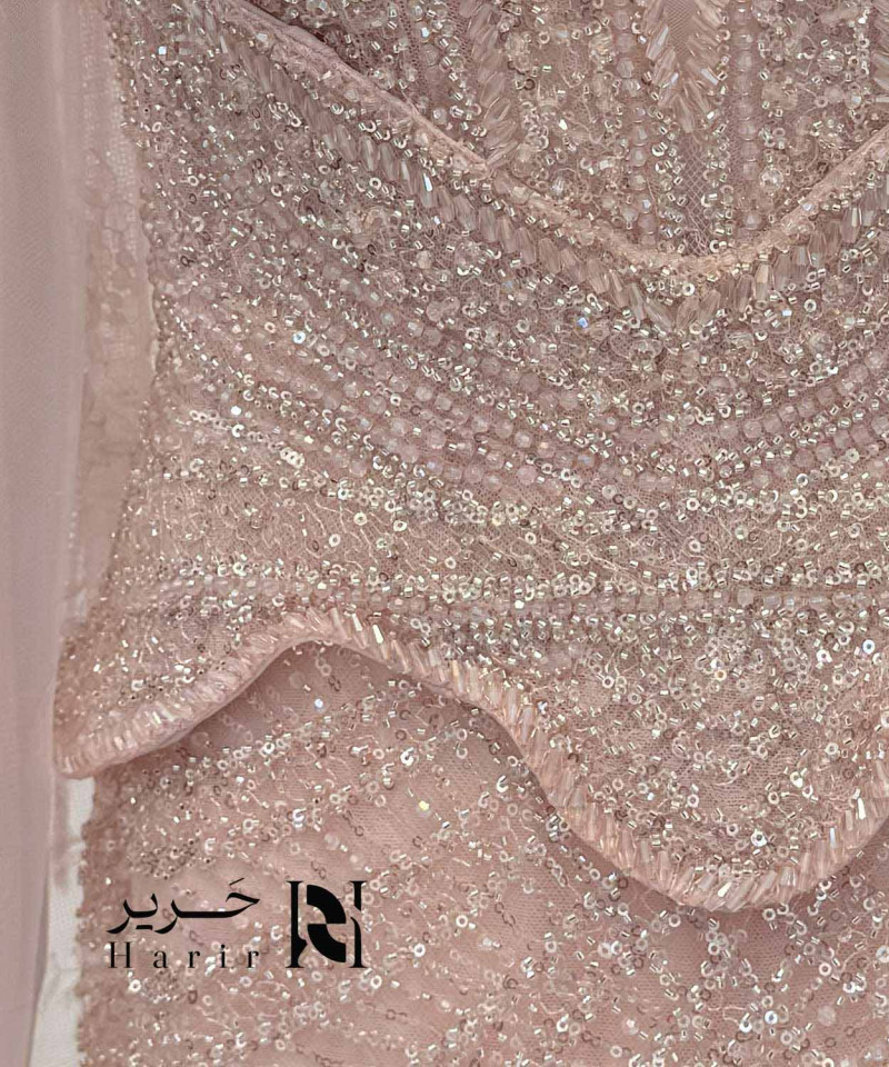 فستان سهرة وردي مطرز بالكامل بقصة حورية مع كاب تول طويل