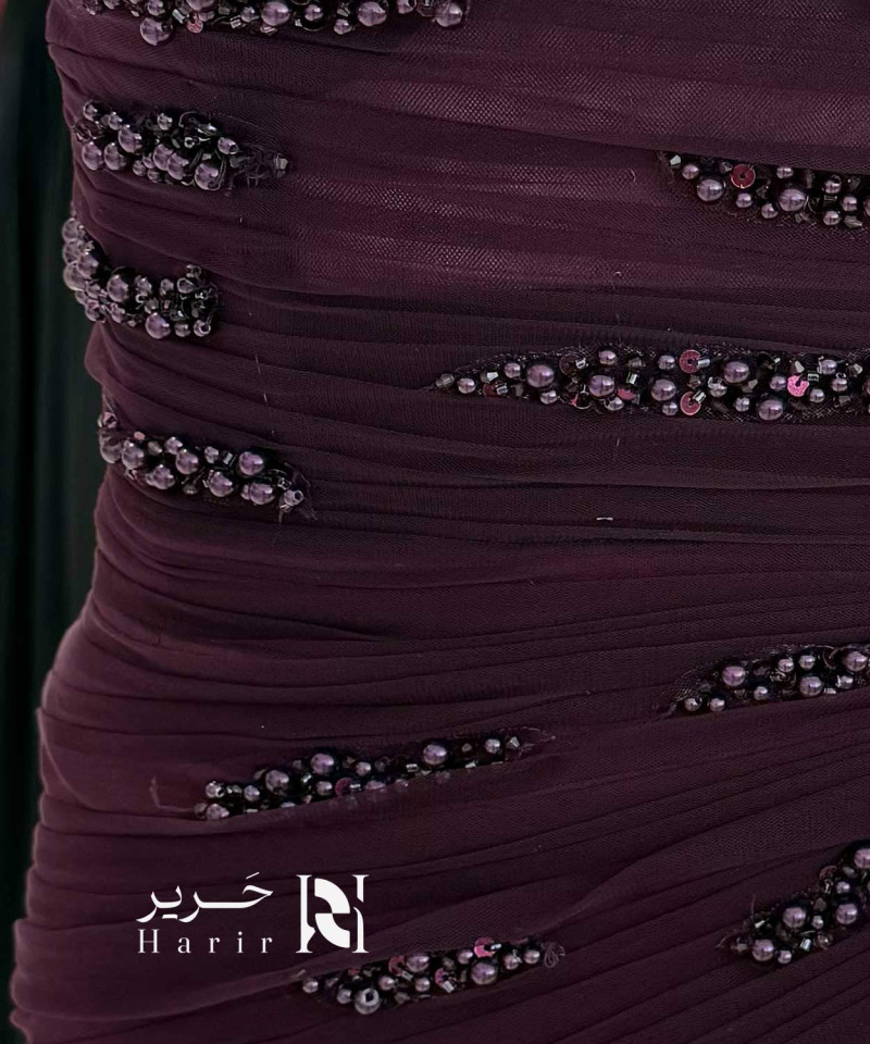 فستان سهرة عنابي داكن بأكتاف منسدلة وتطريز خرز أسود وتنورة تول
