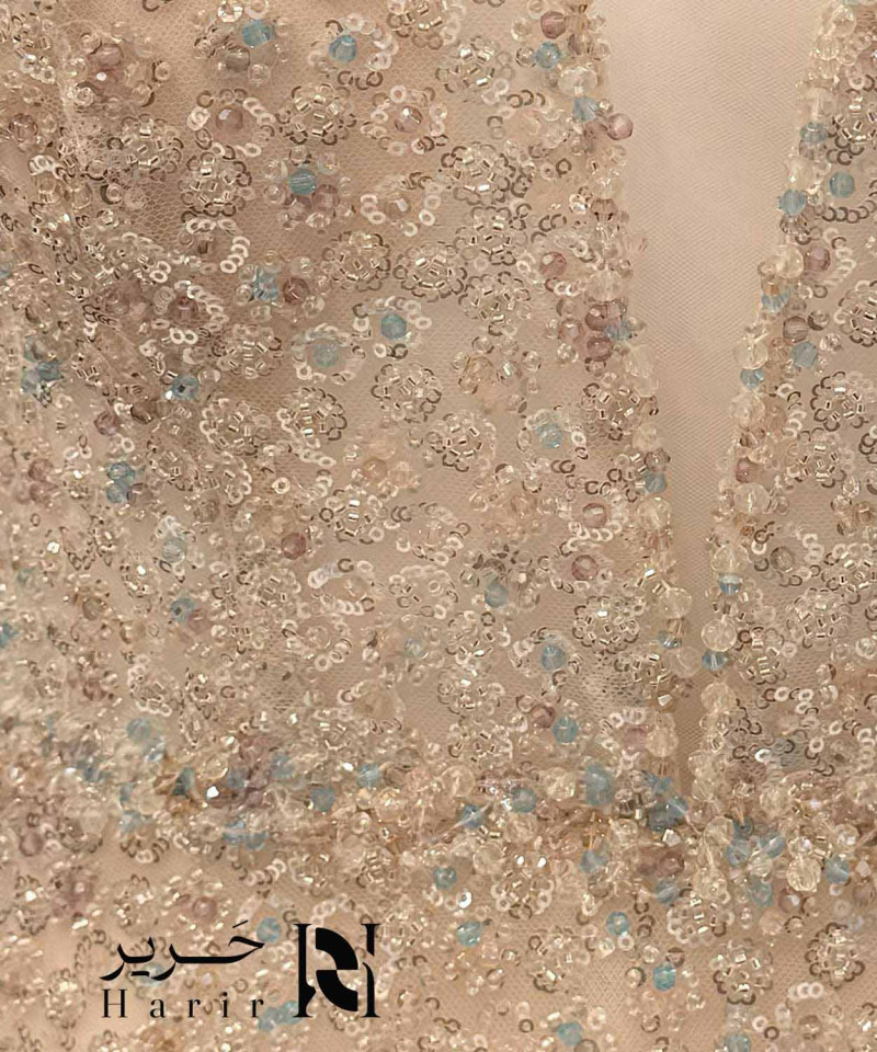 فستان سهرة بيج فاخر بتطريز خرز كريستال وأكمام تول كيب