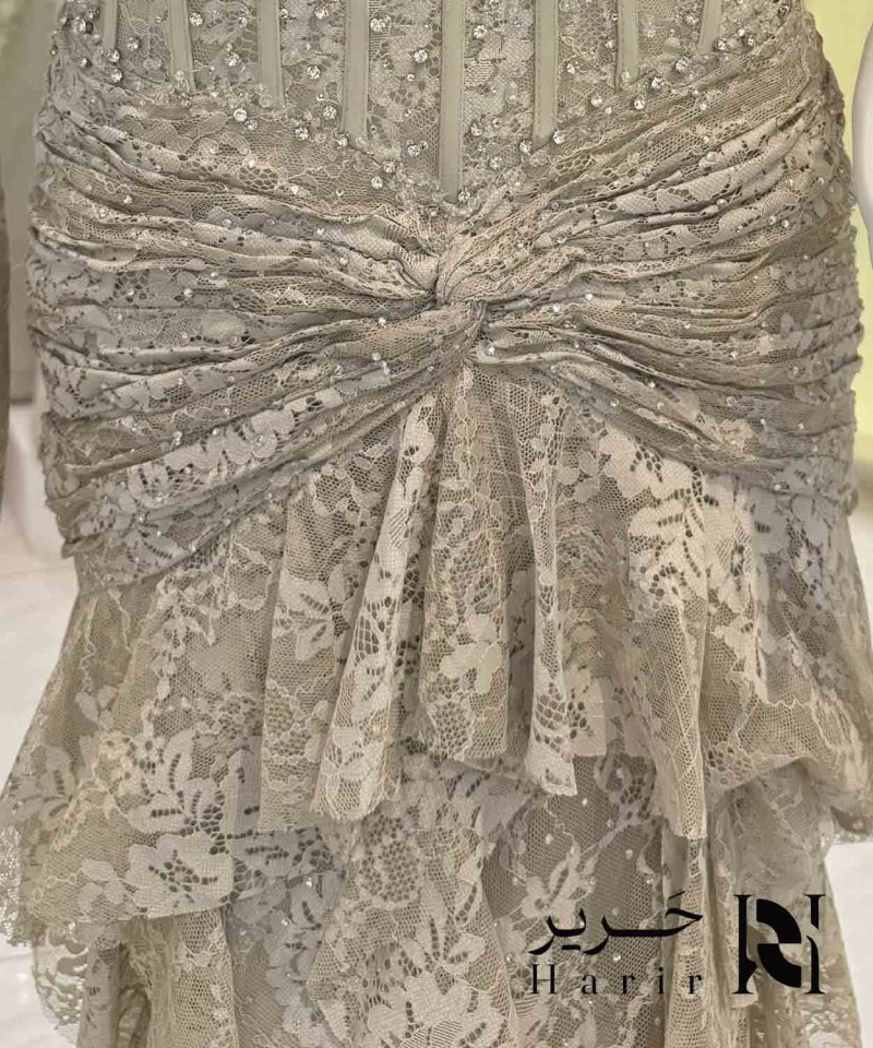 فستان سهرة رمادي توب كورسيه أوف شولدر بأكمام دانتيل وتطريز كريستال وتنورة كشكش