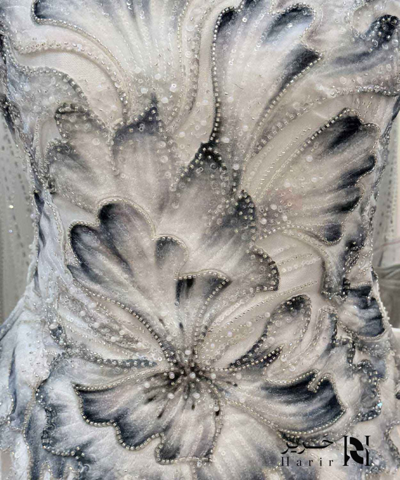 فستان سهرة أوف وايت بتوب كورسيه مطرز بورود رمادية وتنورة شيفون انسيابية