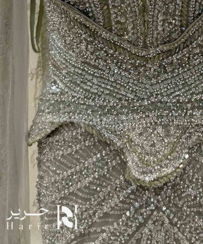 فستان سهرة أخضر زيتوني مرصع بالكريستال بقصة حورية مع كاب تول طويل