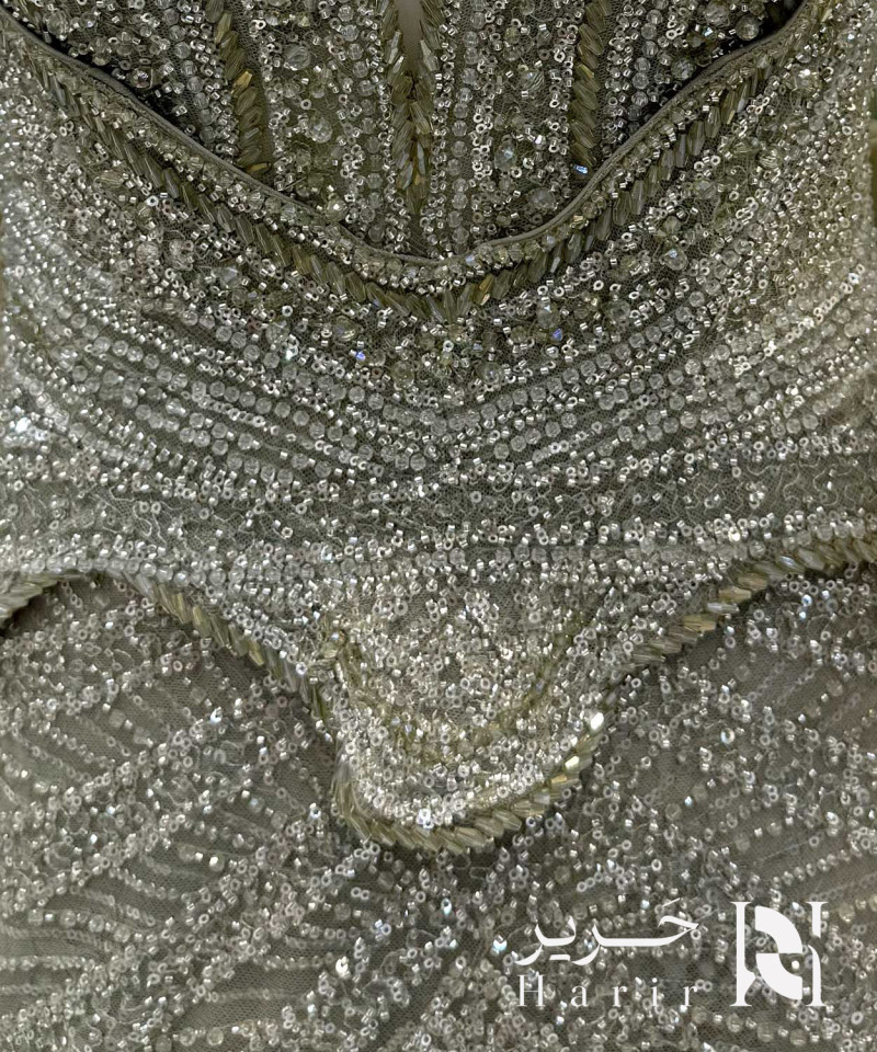 فستان سهرة أخضر زيتوني مرصع بالكريستال بقصة حورية مع كاب تول طويل