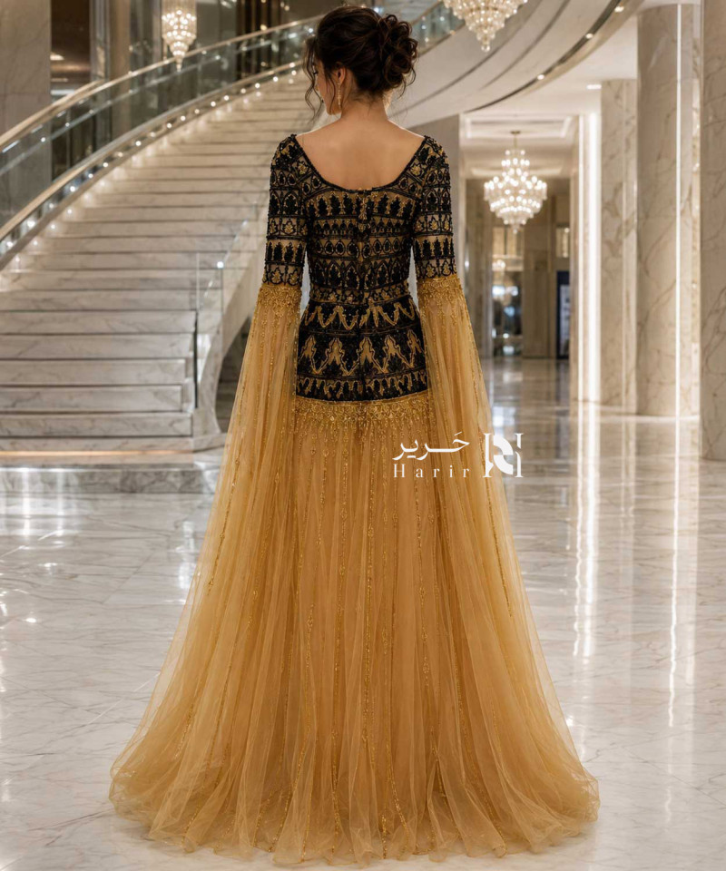 فستان سهرة ذهبي وأسود فاخر بتطريز شرقي وأكمام كاب شفافة