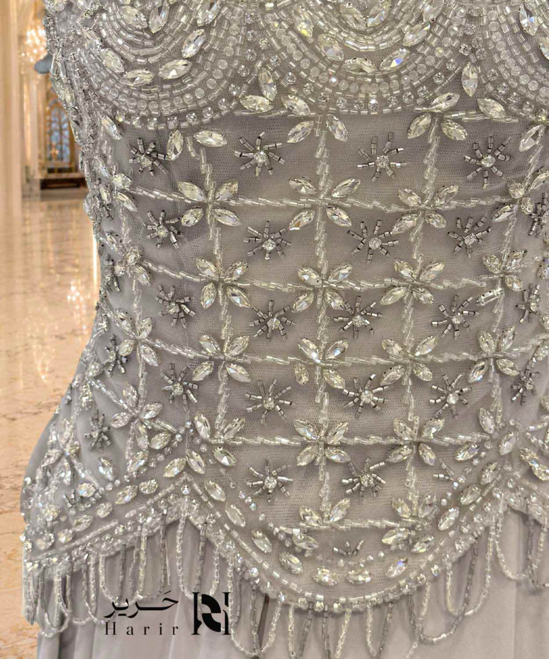 فستان سهرة رمادي تاوب بتوب مطرز بالكريستال وتنورة شيفون طويلة