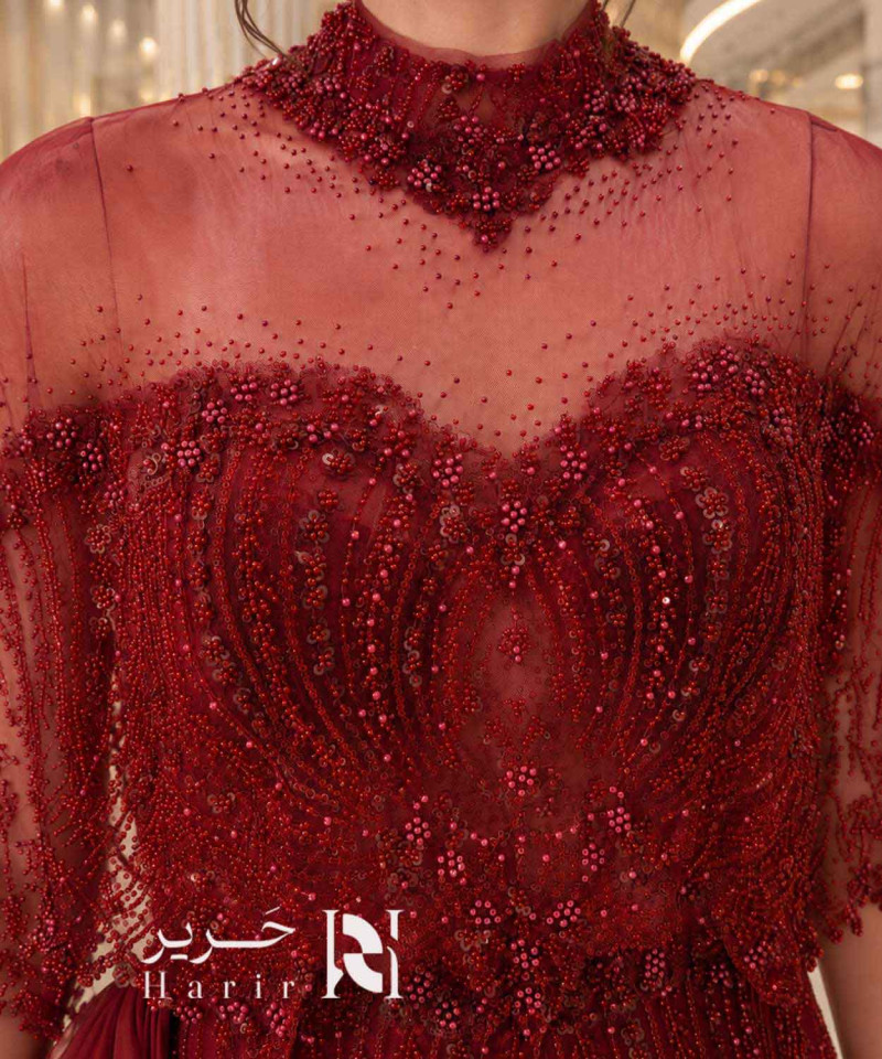فستان سهرة أحمر فاخر بتطريز خرز وترتر مع كاب شفاف