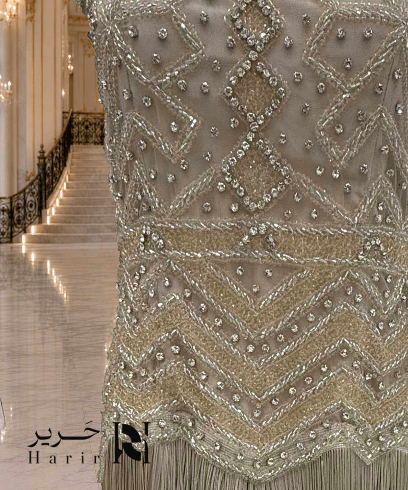 فستان سهرة ذهبي فاخر بتطريز هندسي وشراشيب طويلة