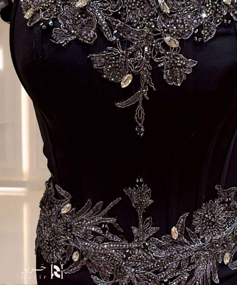 فستان سهرة أسود ميرميد أوف شولدر بتطريز فاخر ولمسات برونزية – تصميم كورسيه أنيق