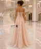 فستان سهرة وردي فاتح دانتيل مطرز بالورود ثلاثية الأبعاد – قصة منفوشة فاخرة