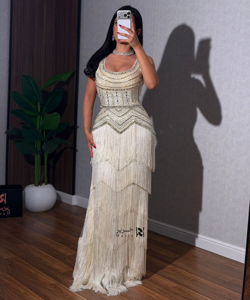 فستان سهرة أوف وايت فاخر بالشراشيب والتطريز الكريستالي