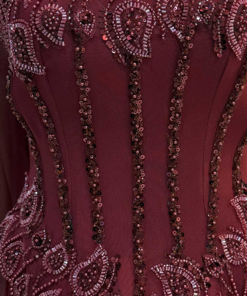 فستان سهرة عنابي فاخر بتوب مطرز وتنورة شيفون واسعة مع شال رقبة