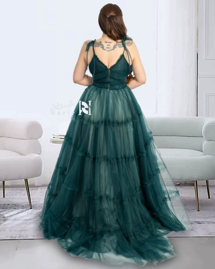 Elegant Green Evening Gown with Layered Tulle and Spaghetti Straps