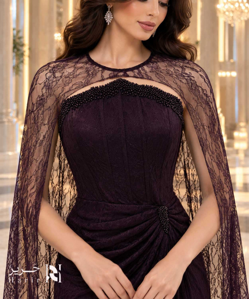 فستان سهرة أرجواني داكن بالدانتيل مع كاب شفاف وشق أمامي