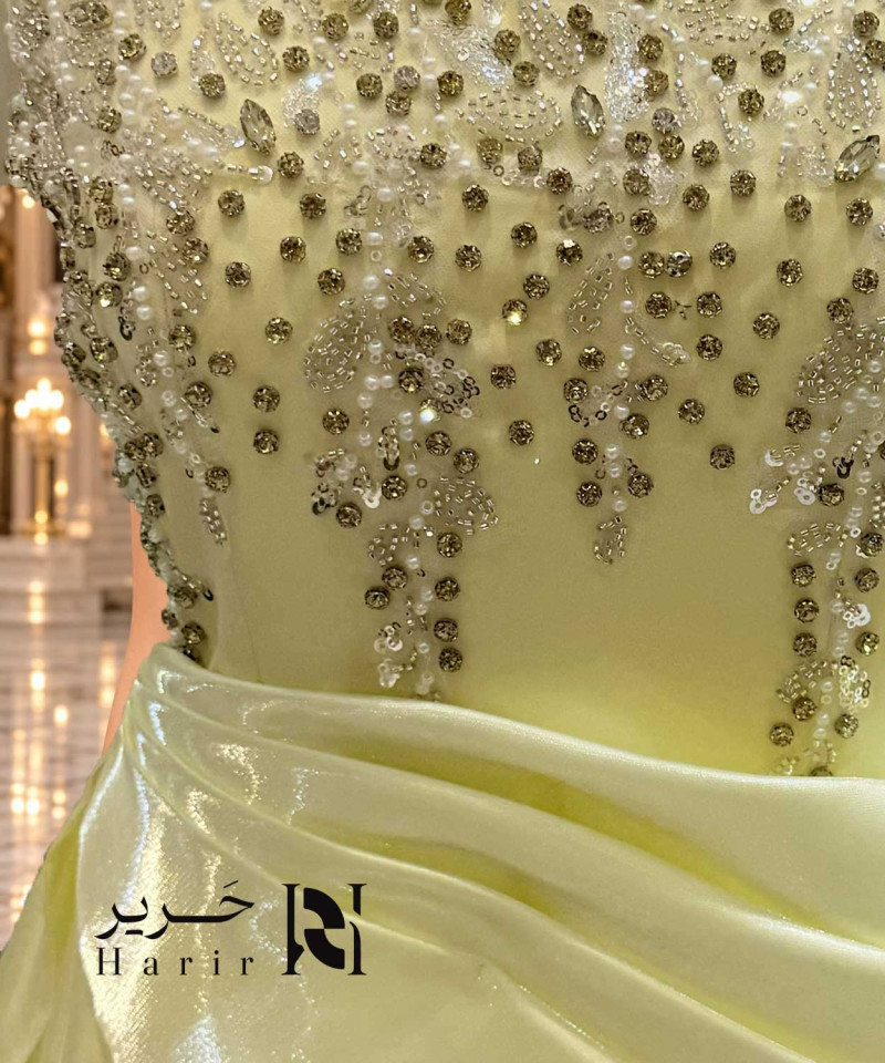 : فستان سهرة إشراقة الليمون الأصفر بتطريز الكريستال واللؤلؤ وقصة ذيل السمكة